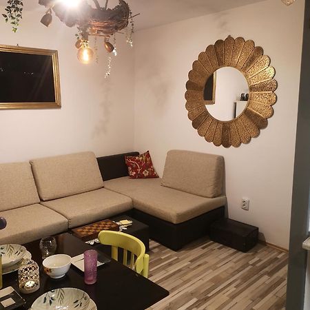 Little Modern Folk Apt Apartamento Vălenii de Munte Exterior foto