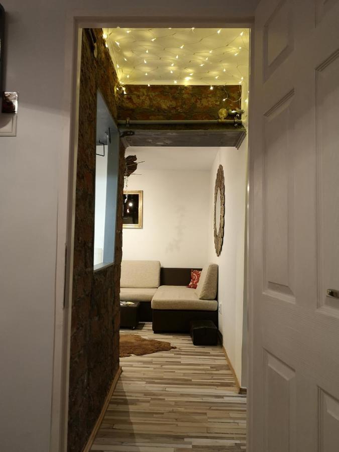 Little Modern Folk Apt Apartamento Vălenii de Munte Exterior foto