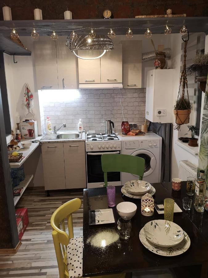 Little Modern Folk Apt Apartamento Vălenii de Munte Exterior foto